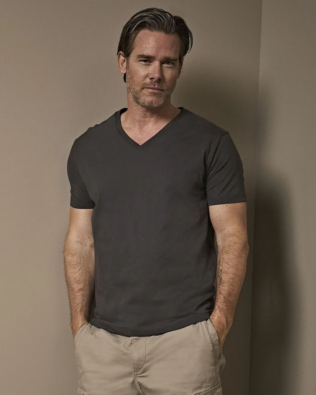 tee-jays-8006-fashion-v-neck-sof-t-shirt-darkgrey-model-0 Tee Jays Fashion V-Neck Sof Tee
