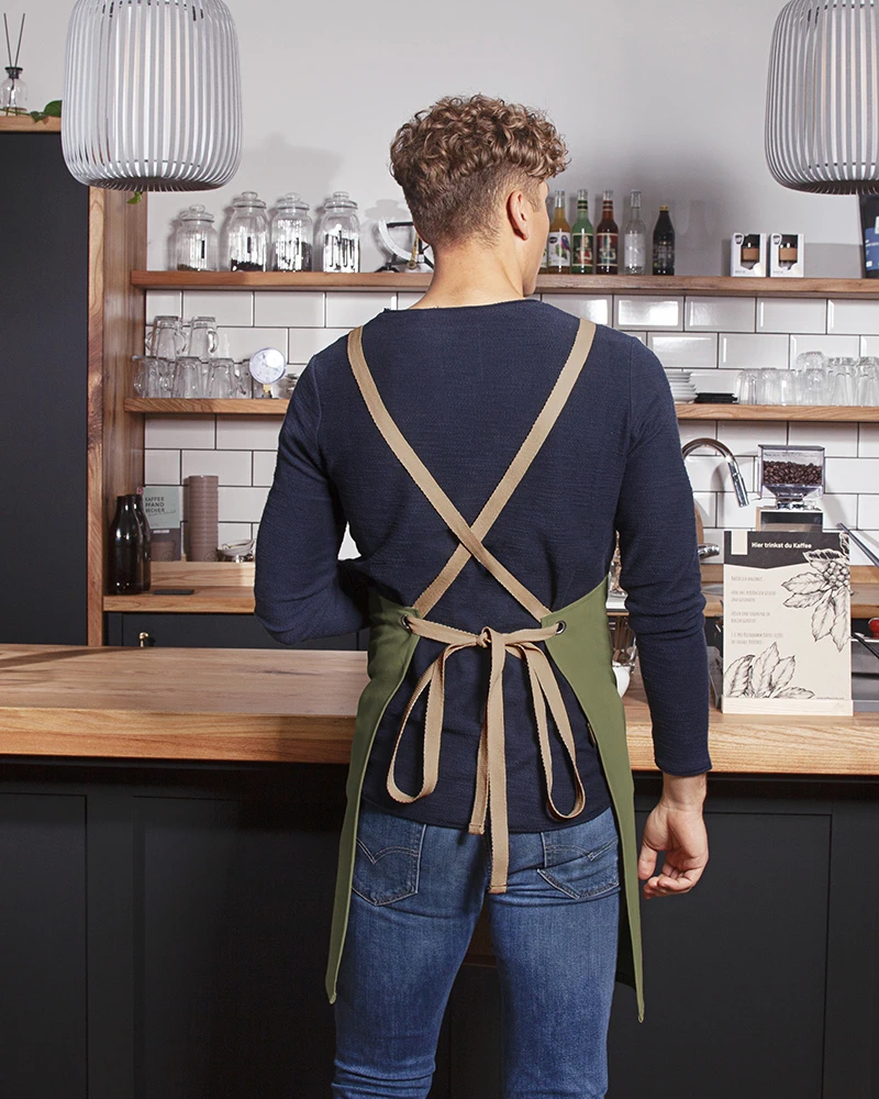 karlowsky-ls39-latzschuerze-urban-nature-mit-kreuzbaendern-und-grosser-tasche-mossgreen-model-1 KARLOWSKY Latzschürze Urban-Look mit Kreuzbändern und großer Tasche