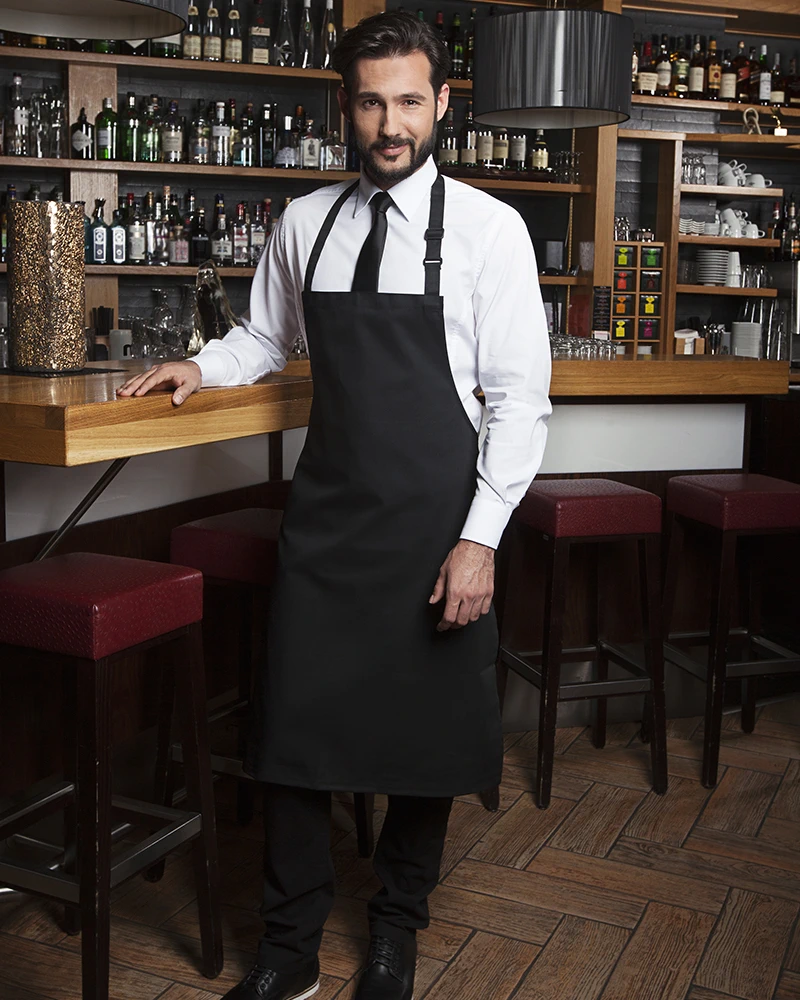 karlowsky-bls4-latzschuerze-basic-mit-schnalle-black-model-0 KARLOWSKY Latzschürze Basic mit Schnalle