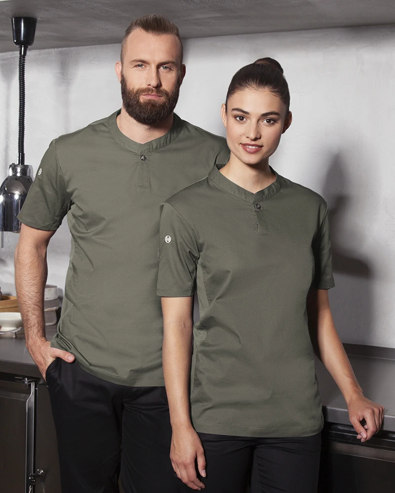 karlowsky-tf3-kurzarm-damen-arbeitsshirt-performance-sage-model-1 KARLOWSKY Kurzarm Damen-Arbeitsshirt Performance