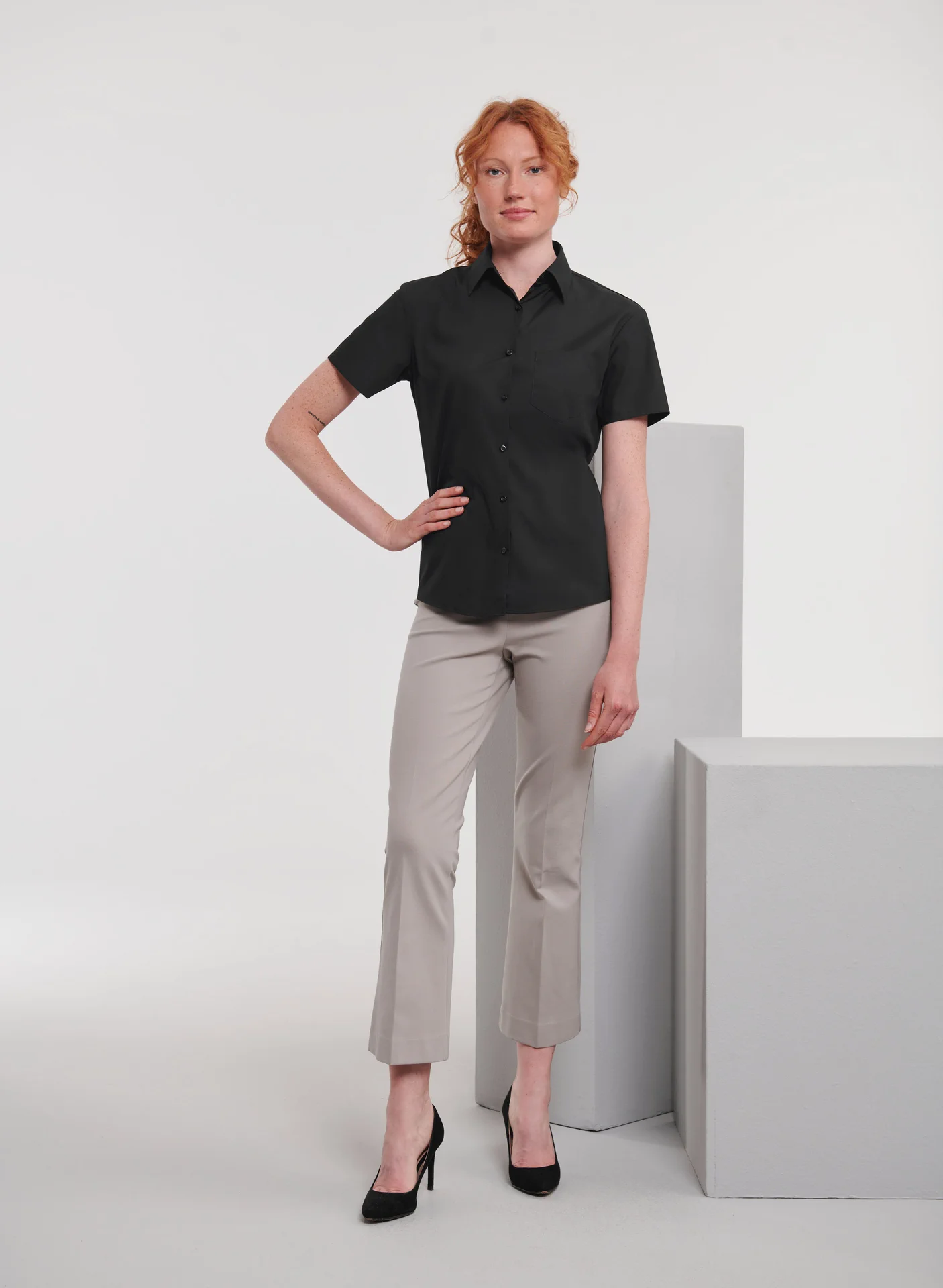russell-r935f-ladies-short-sleeve-poly-cotton-easy-care-poplin-shirt-black-model-2 Russell Ladies Short Sleeve Polycotton Easy Care Poplin Shirt