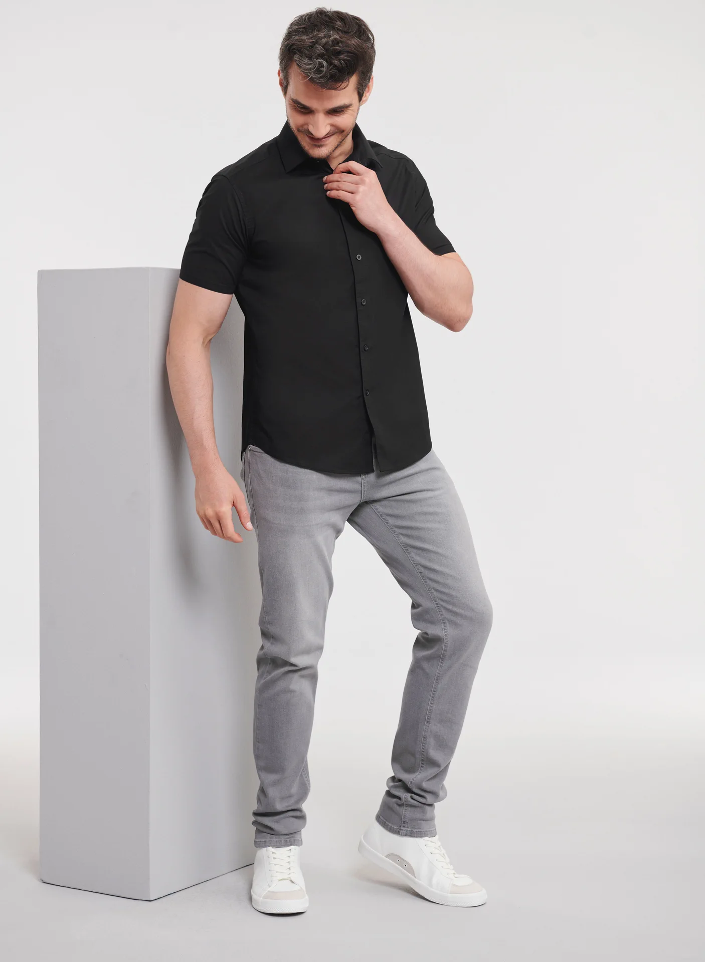 russell-r947m-mens-short-sleeve-easy-care-fitted-shirt-black-model-2 Russell Men's Short Sleeve Easy Care Fitted Shirt