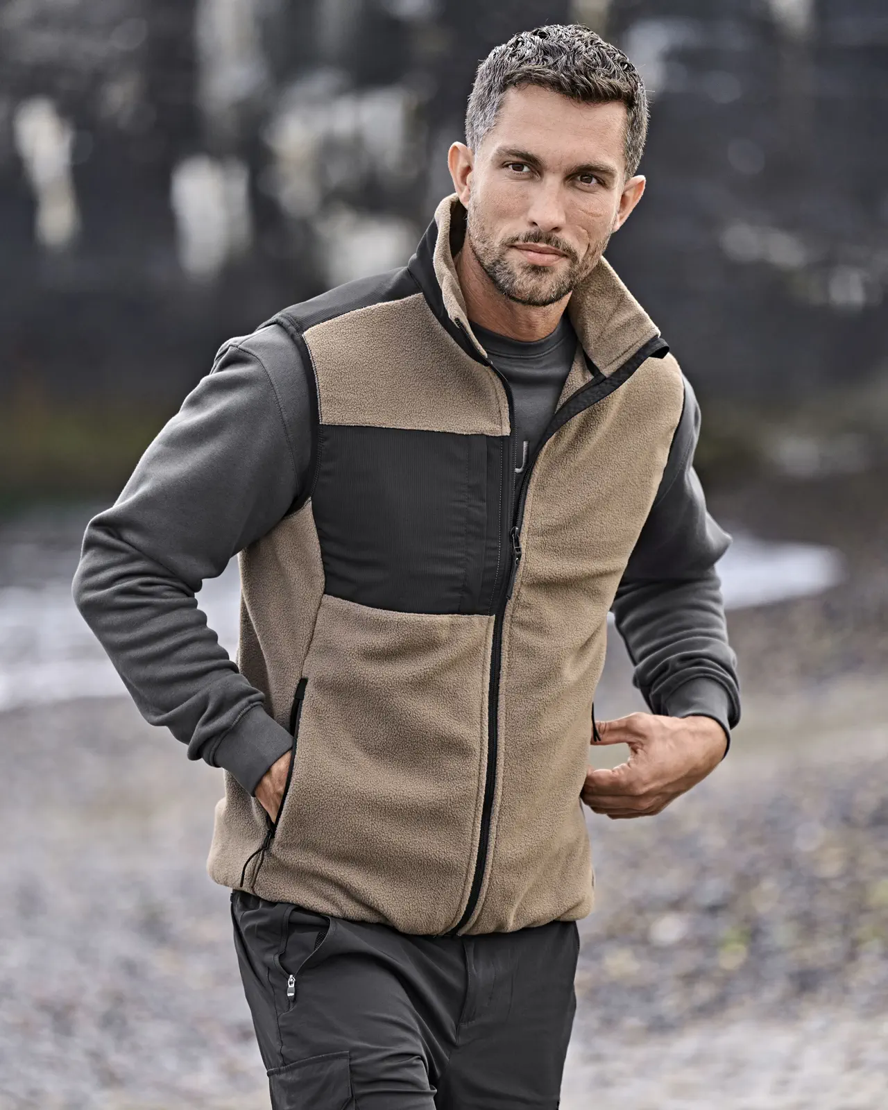 tee-jays-9122-mountain-fleece-bodywarmer-clay-black-model-0 Tee Jays Mountain Fleece Bodywarmer
