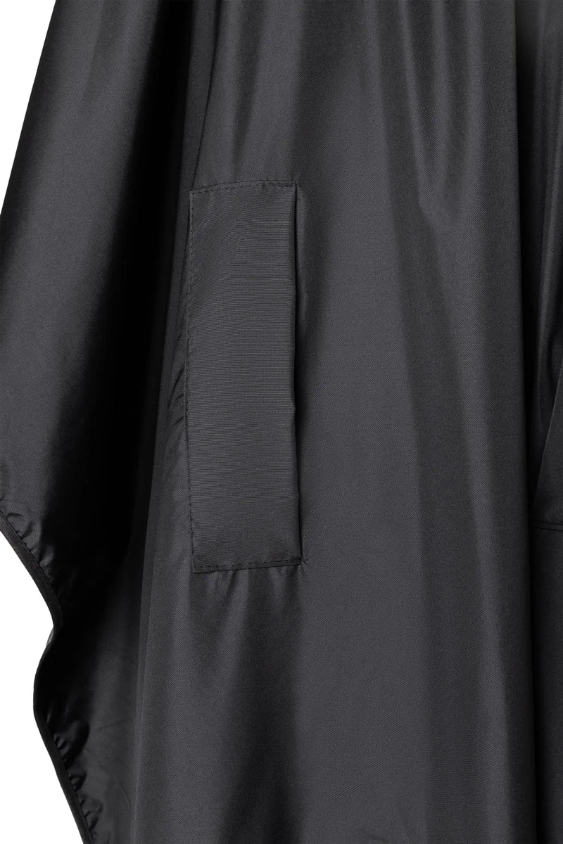 karlowsky-fb2-wasserdichter-faerbeumhang-mit-handdurchgriffen-black-detail-4 KARLOWSKY Wasserdichter Färbeumhang mit Handdurchgriffen