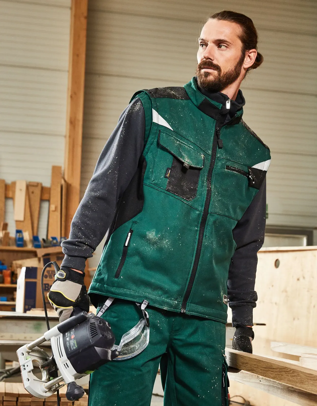 jn845-workwear-softshell-vest-model-0 James & Nicholson Workwear Softshell Vest -Strong-