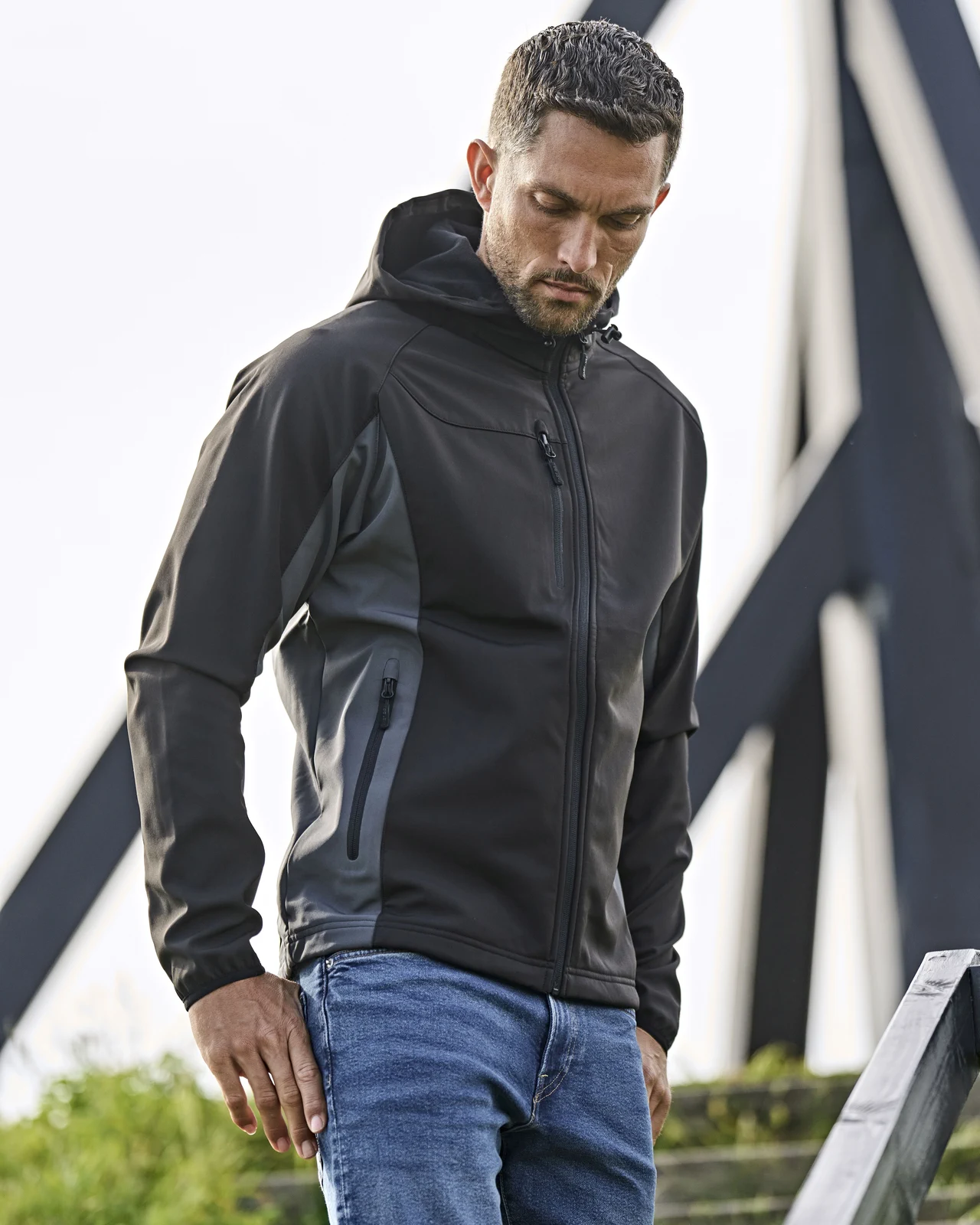 tee-jays-9514-mens-hooded-lightweight-performance-softshell-jacket-black-darkgrey-model-0 Tee Jays Men´s Hooded Lightweight Performance Softshell Jacket