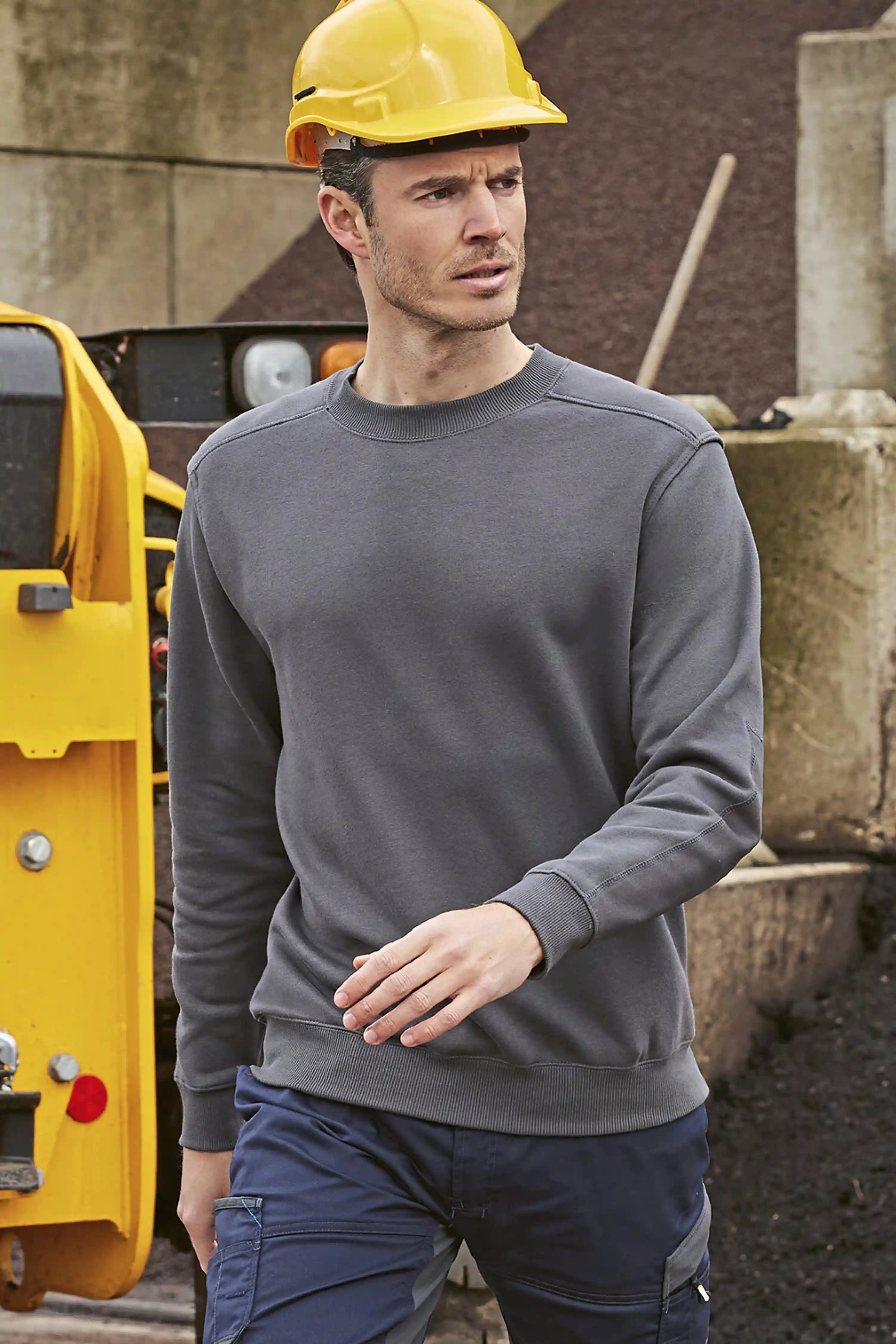 bc-wuc20-unisex-hero-pro-sweat-model-1 B&C Sweatshirt Hero Pro