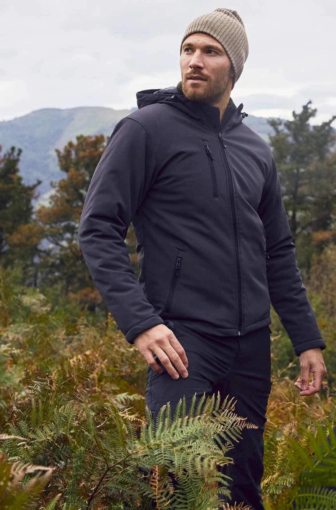 clique-020952-padded-hooded-softshell-men-darknavy-model-0 CLIQUE Wattierte Herren Softshelljacke