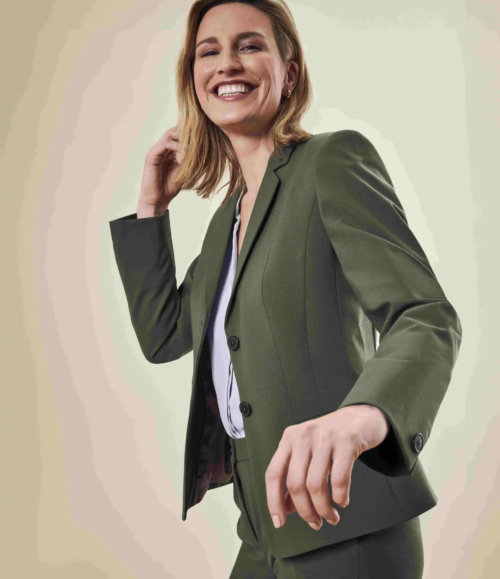 greiff-1454-damen-blazer-rf-premium_olivgruen-model-2 GREIFF Damen Blazer PREMIUM Regular Fit