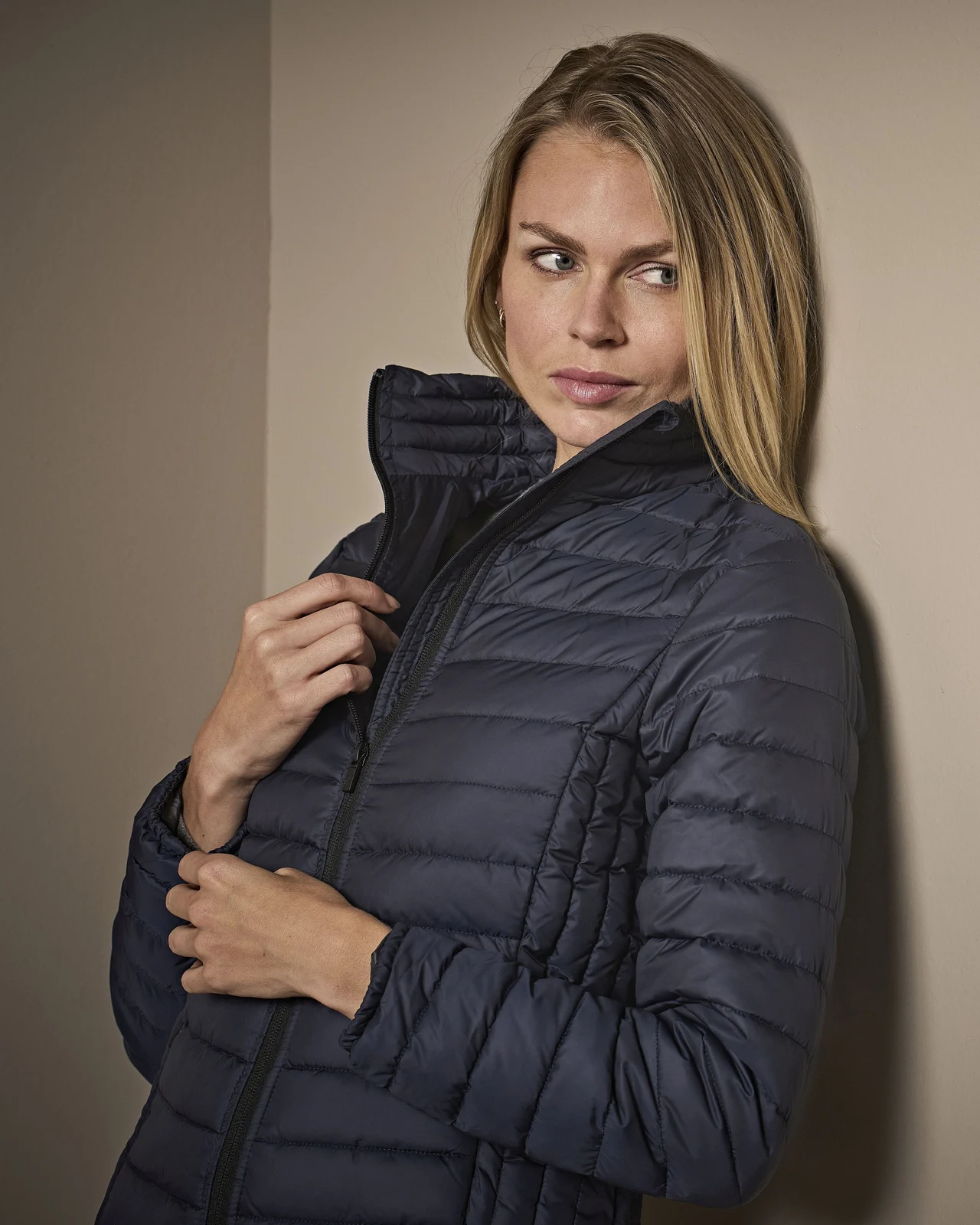 tee-jays-9631-womens-zepelin-jacket-deepnavy-model-2 Tee Jays Woman's Zepelin Jacket