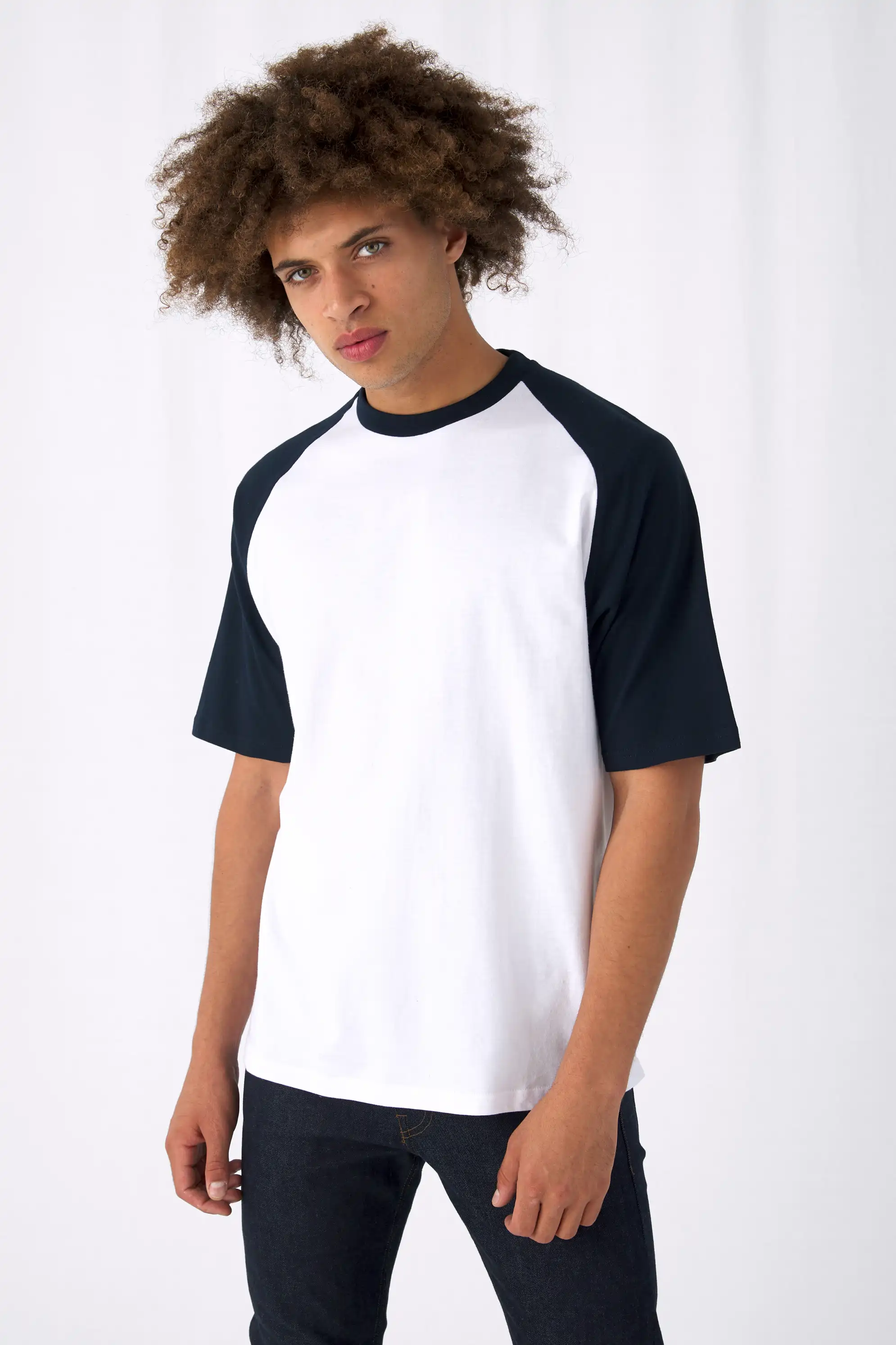 bc-tu020-base-ball-t-shirt-white-navy-model-2 B&C T-Shirt Base-Ball
