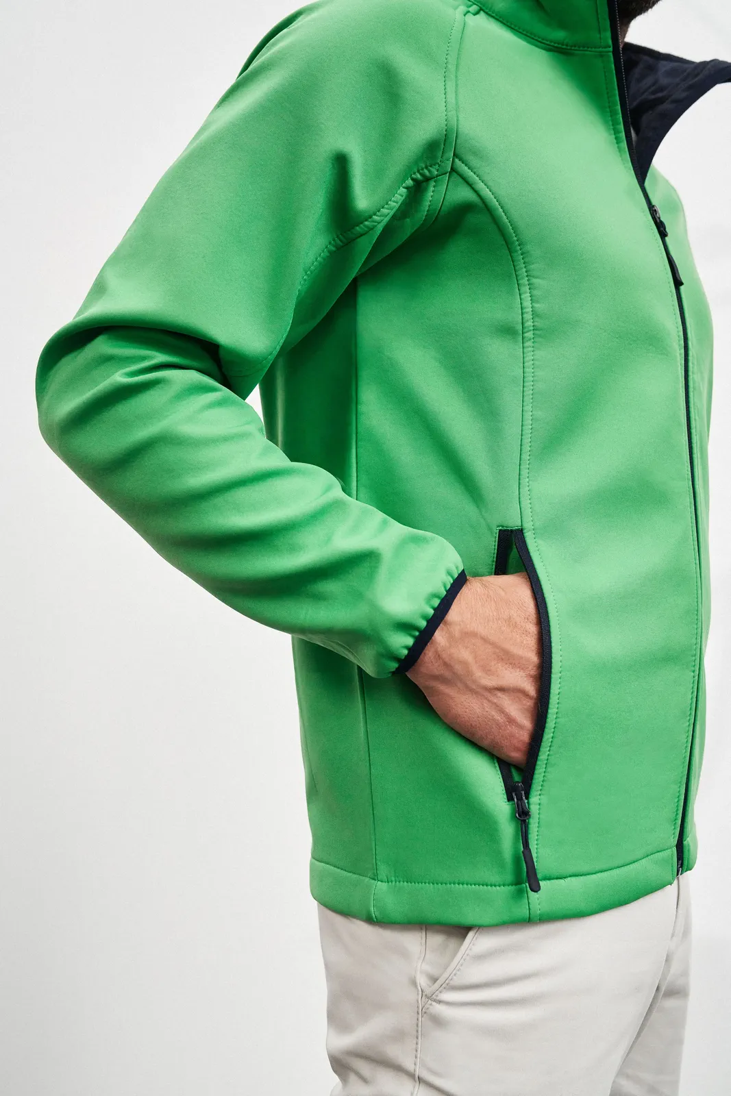 jn1130-mens-promo-softshell-jacket-model-1 James & Nicholson Men´s Promo Softshell Jacket