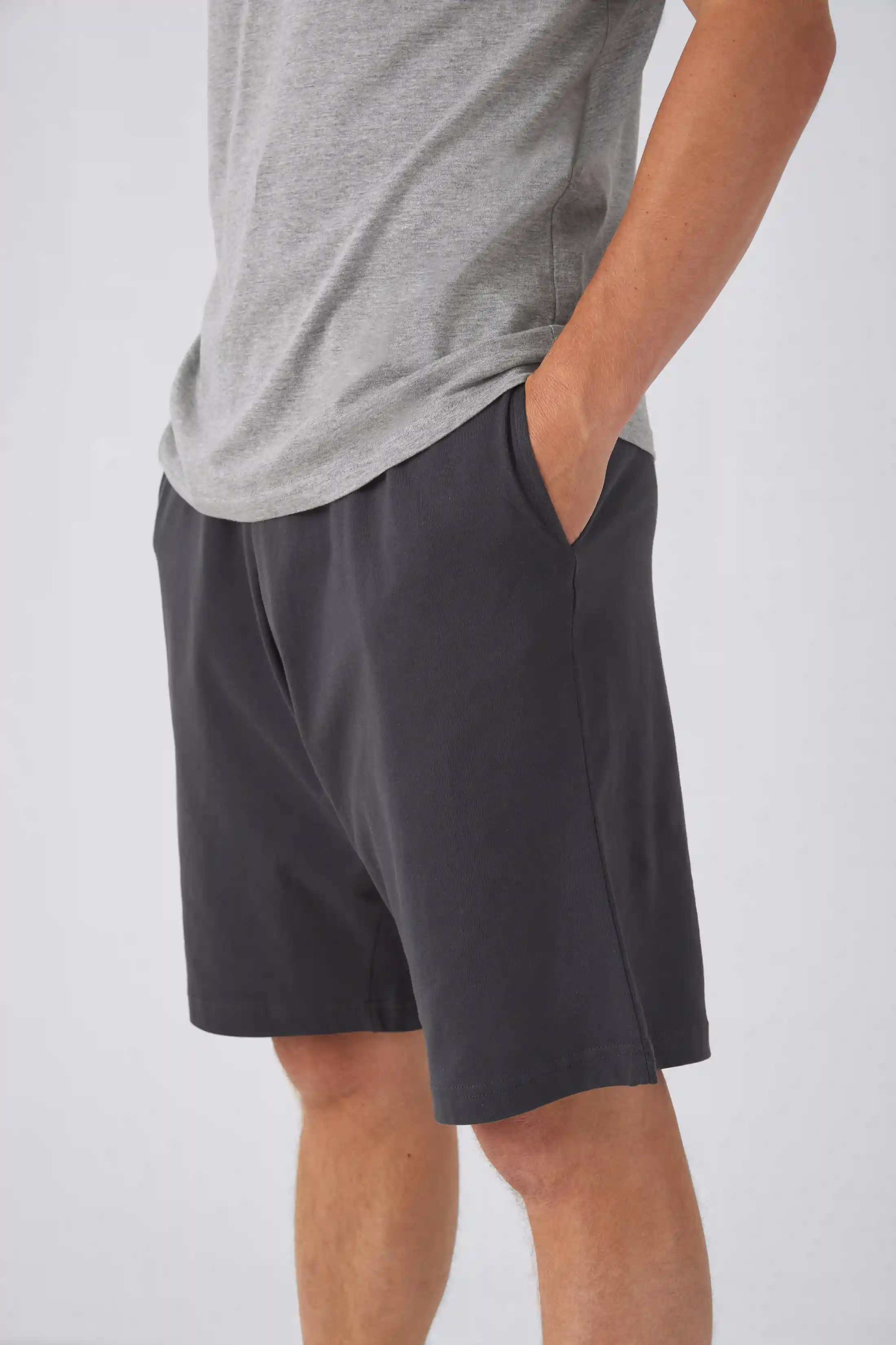 bc-tm202-shorts-move-dark-grey-model-1 B&C Shorts Move